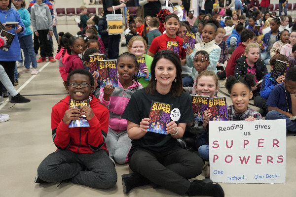 Pinecrest Elementary reveals One School, One Book