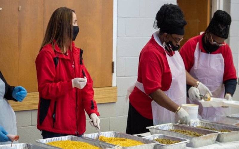 Alabama volunteers feed 600 people in need for Thanksgiving