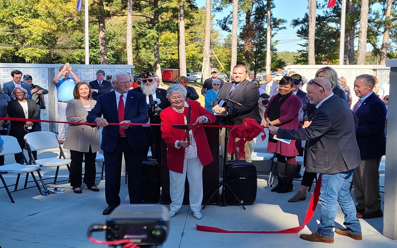 [WATCH] Gov. Ivey cuts ribbon dedicating Sylacauga’s Veterans Honor Wall
